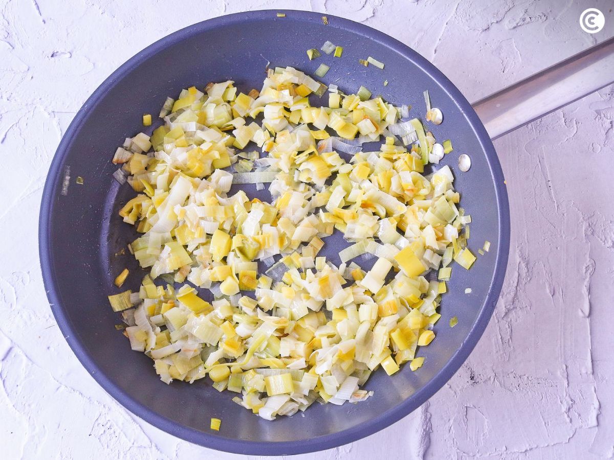 Cocinar el puerro para hacer el paté vegetal más sabroso