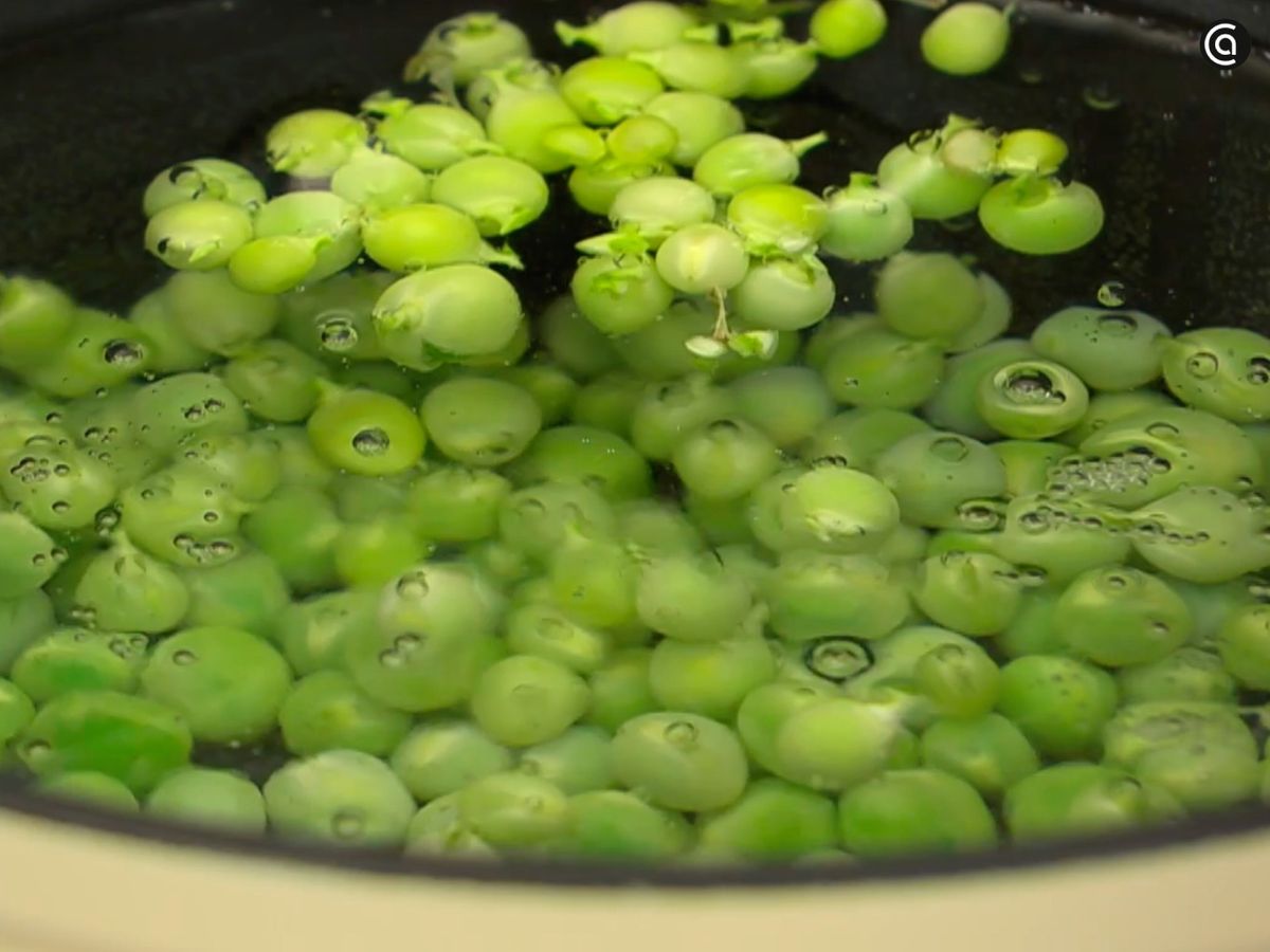 Cuece los guisantes, luego escúrrelos y reserva el caldo