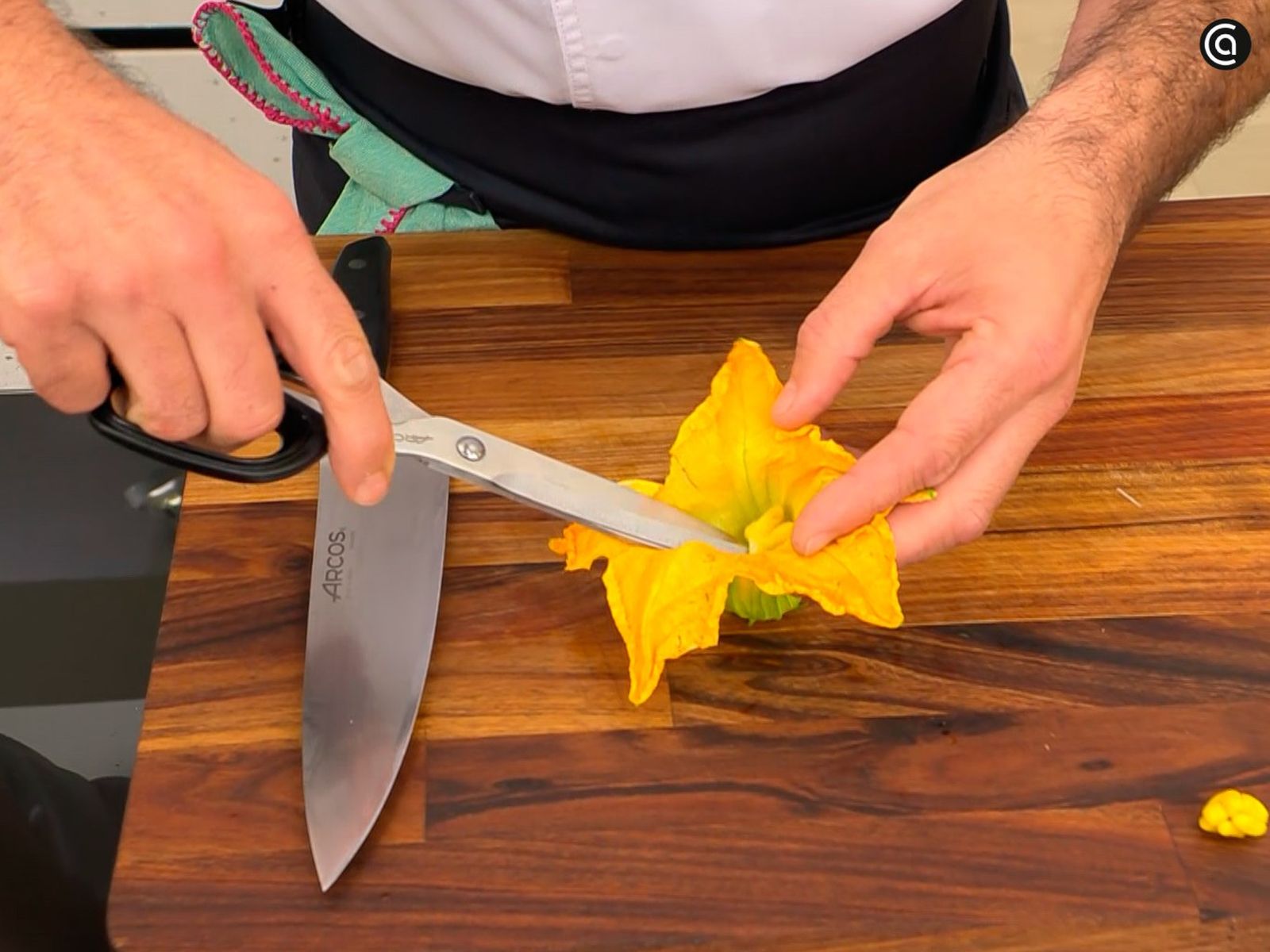 Con unas tijeras, corta los pistilos de las flores
