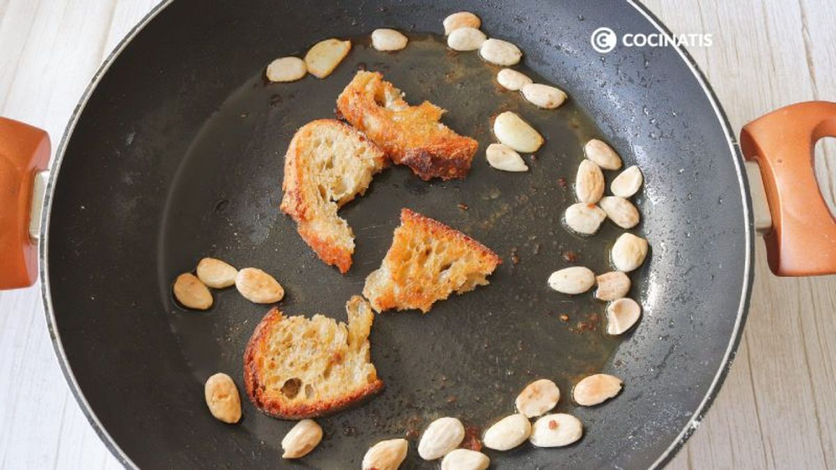 Tostamos el pan y las almendras