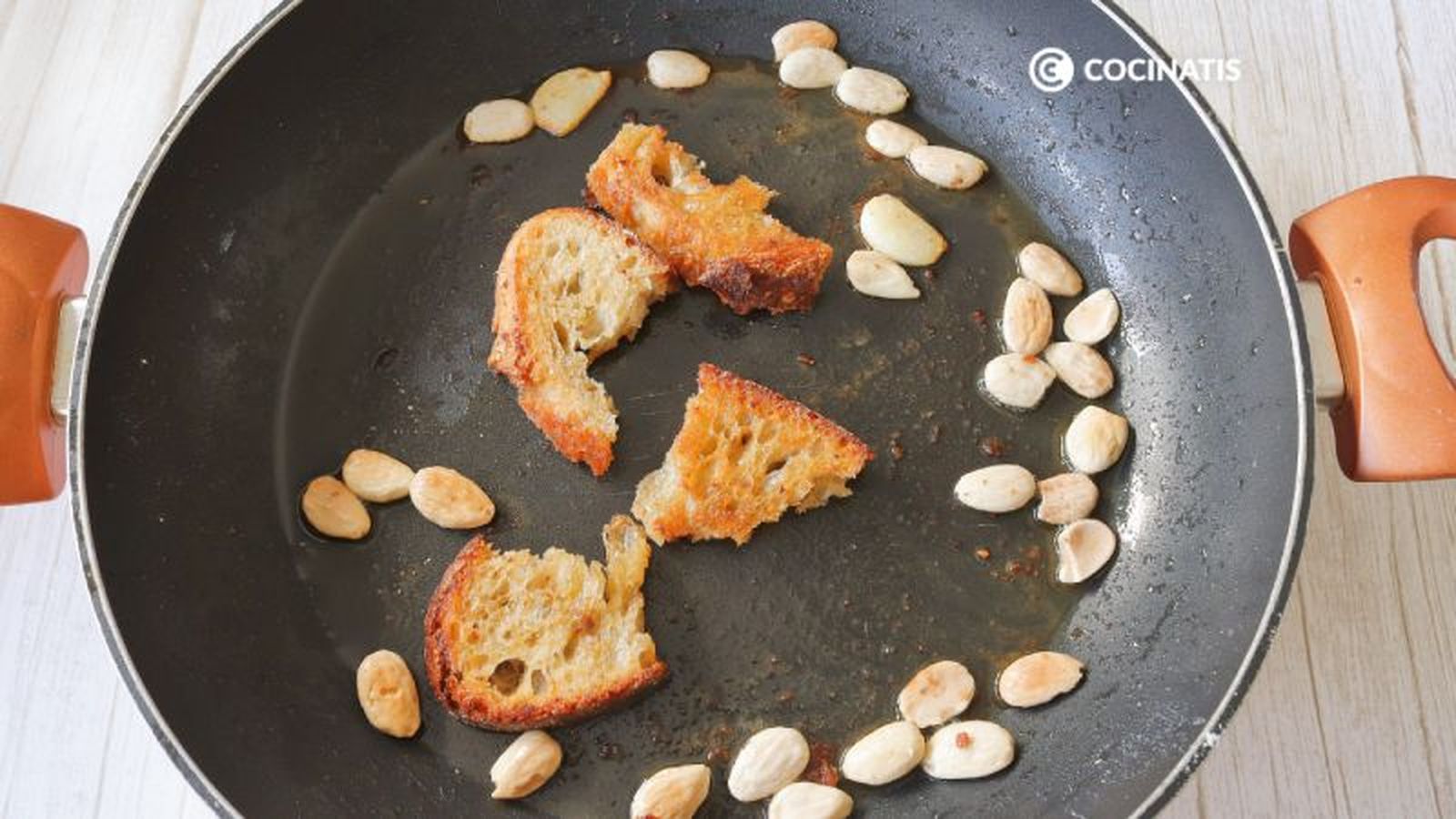 Tostamos el pan y las almendras Tostamos el pan y las almendras