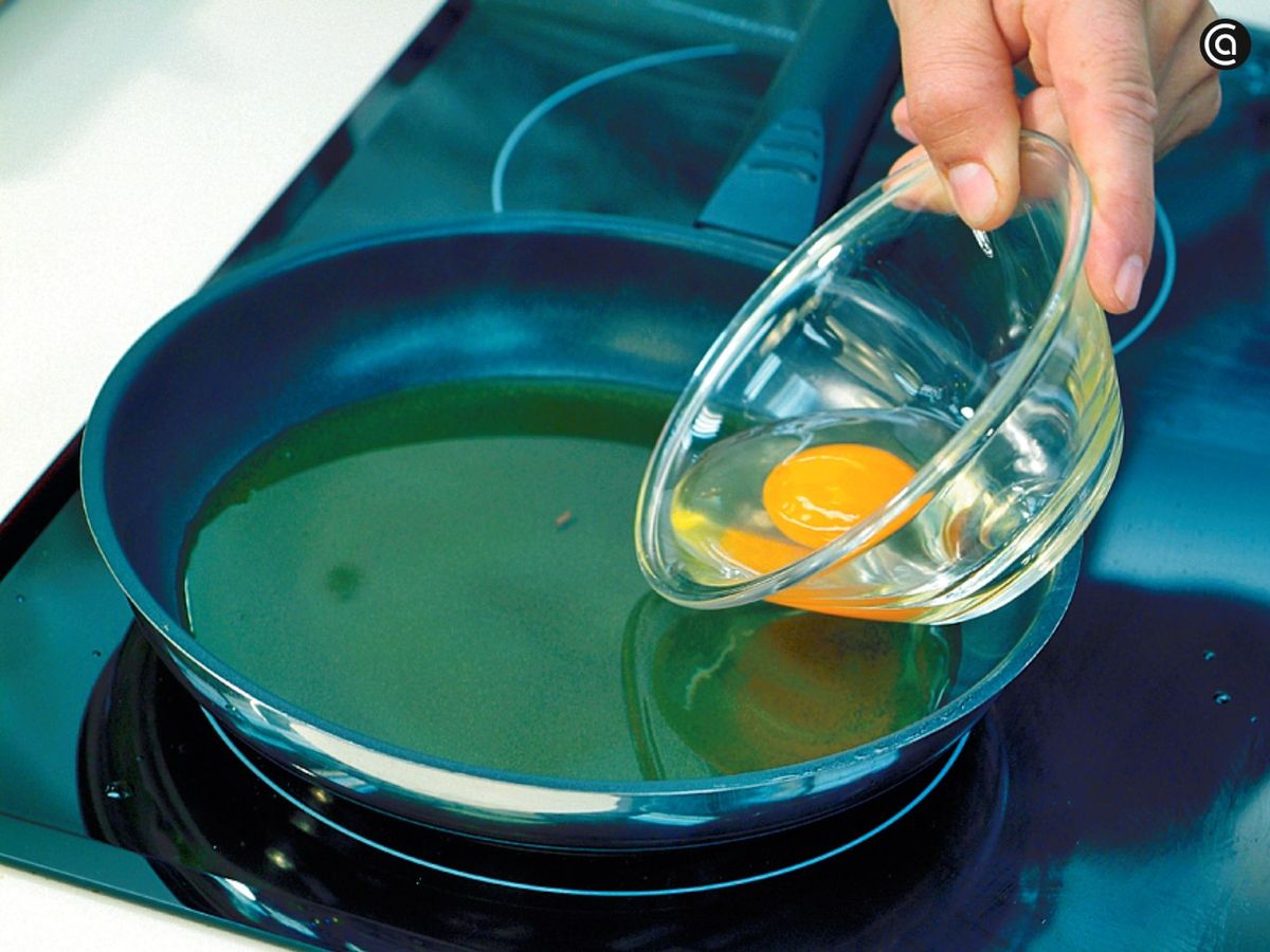 Huevos fritos con patatas fritas - paso 3