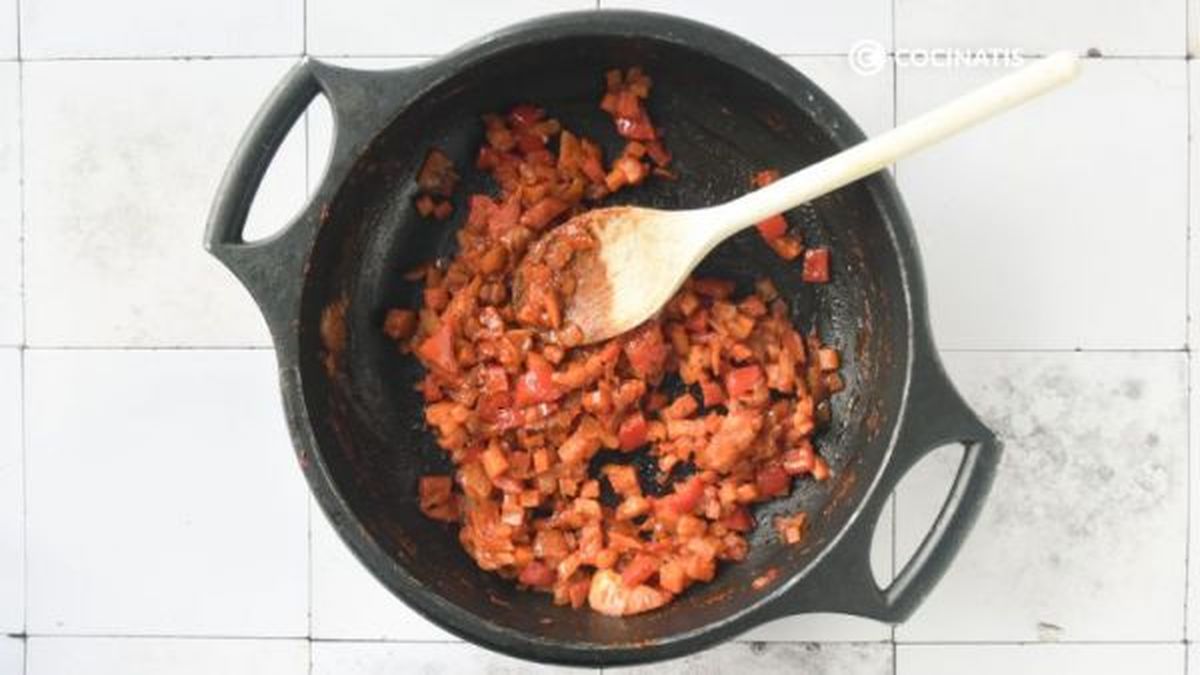 Cocinamos la salsa de tomate con el jamón y las verduras