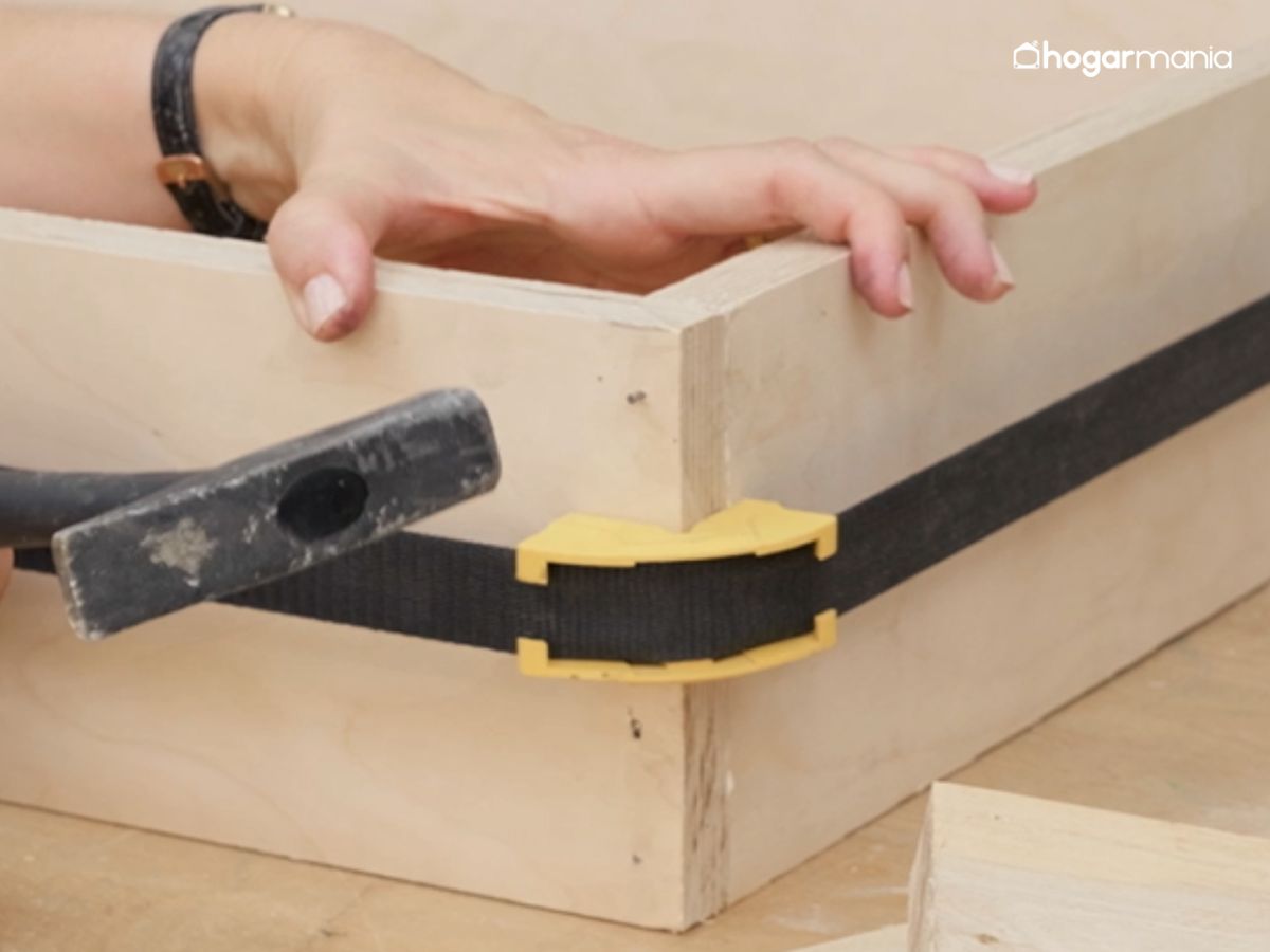 Sujeta la estructura con una sargenta de cinta mientras seca la cola para mantener las esquinas perfectamente alineadas.