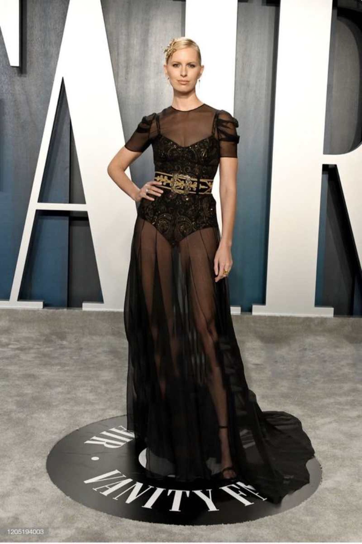 Vestido largo negro con transparencias