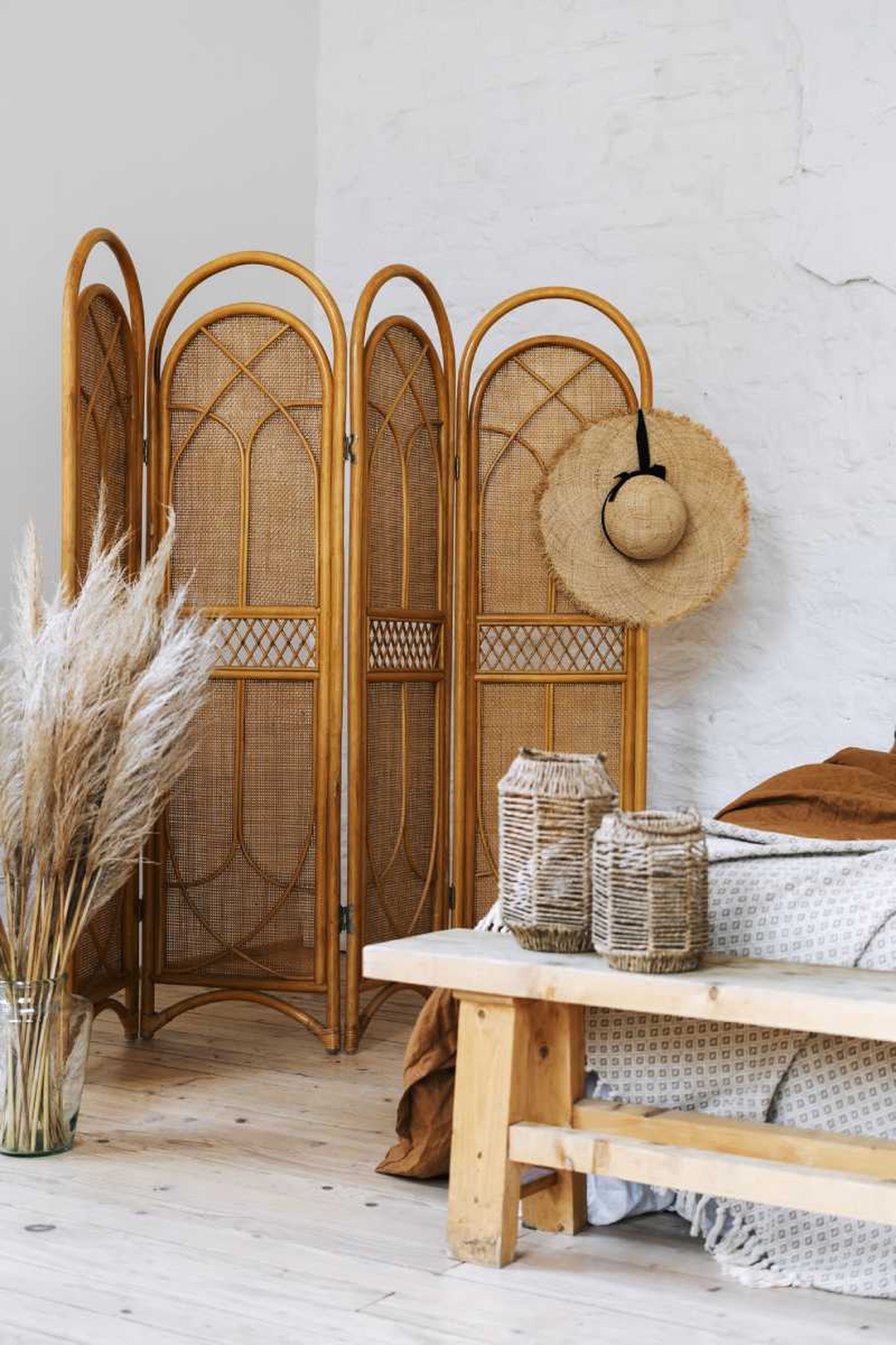 Dormitorio con biombos de estilo bohemios. Dormitorio con biombos de estilo bohemios.