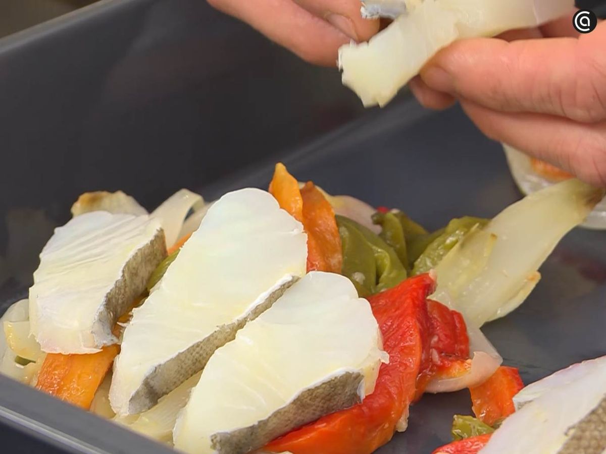Hornea las hortalizas con los lomos de bacalao