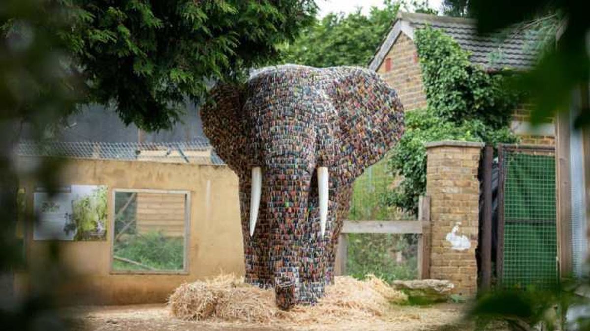 obras de arte con pilas usadas elefante en la habitacion