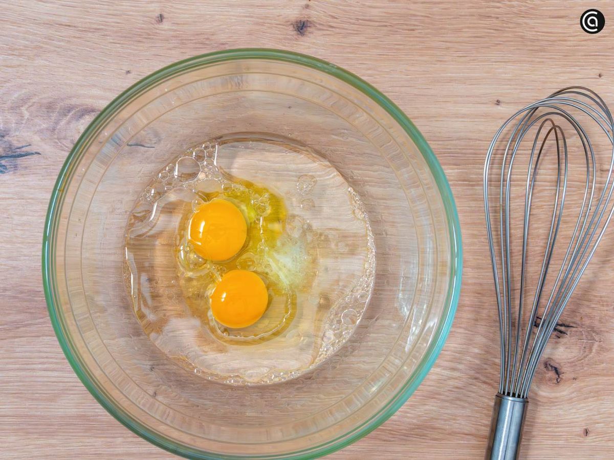 Mezcla los huevos con el aceite y el licor de anís hasta integrar
