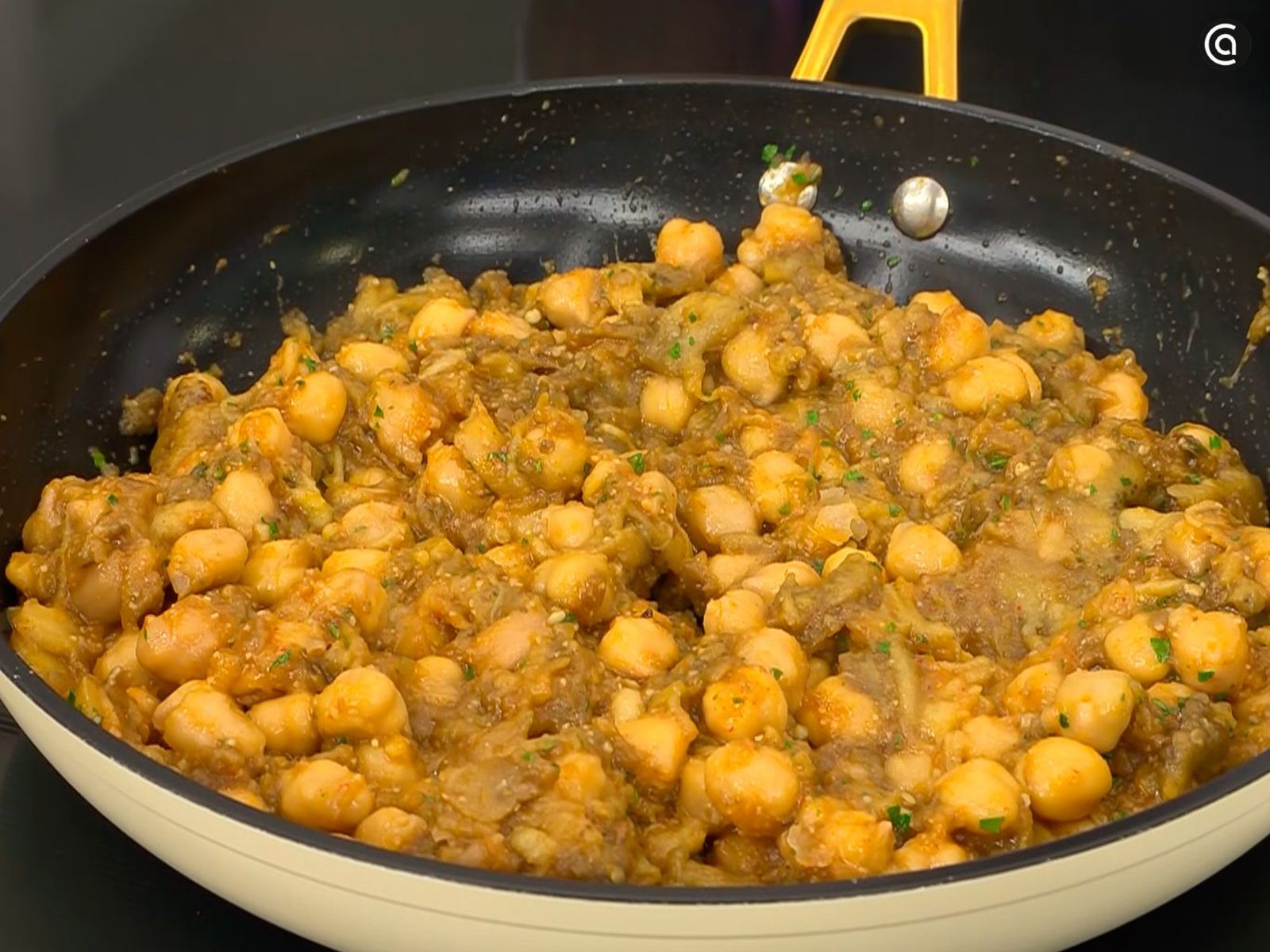 Añade los garbanzos cocidos y mezcla bien Añade los garbanzos cocidos y mezcla bien