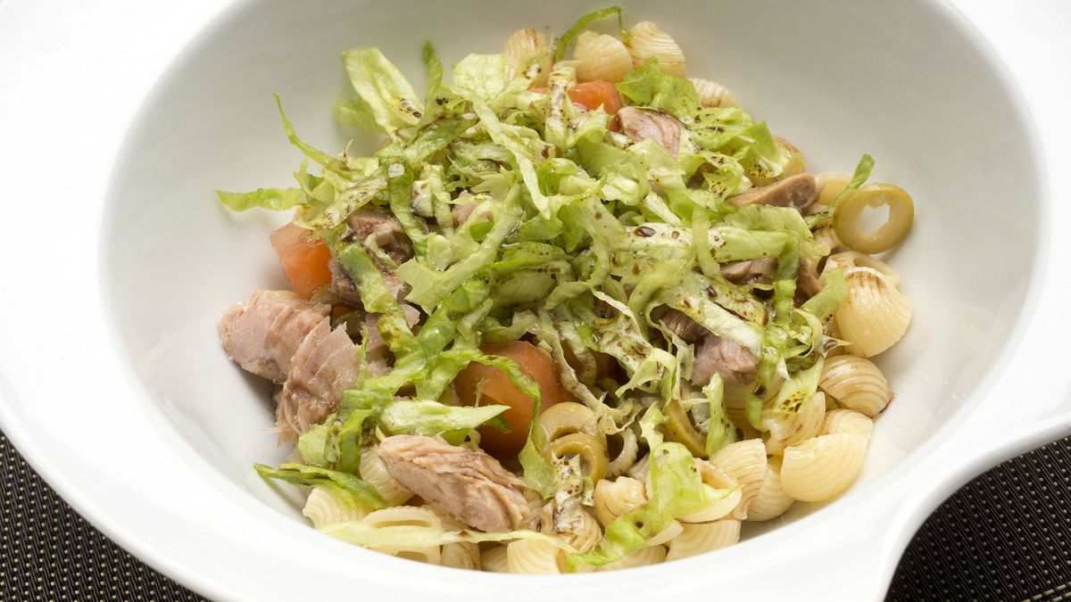 Ensalada de pasta y atún en escabeche