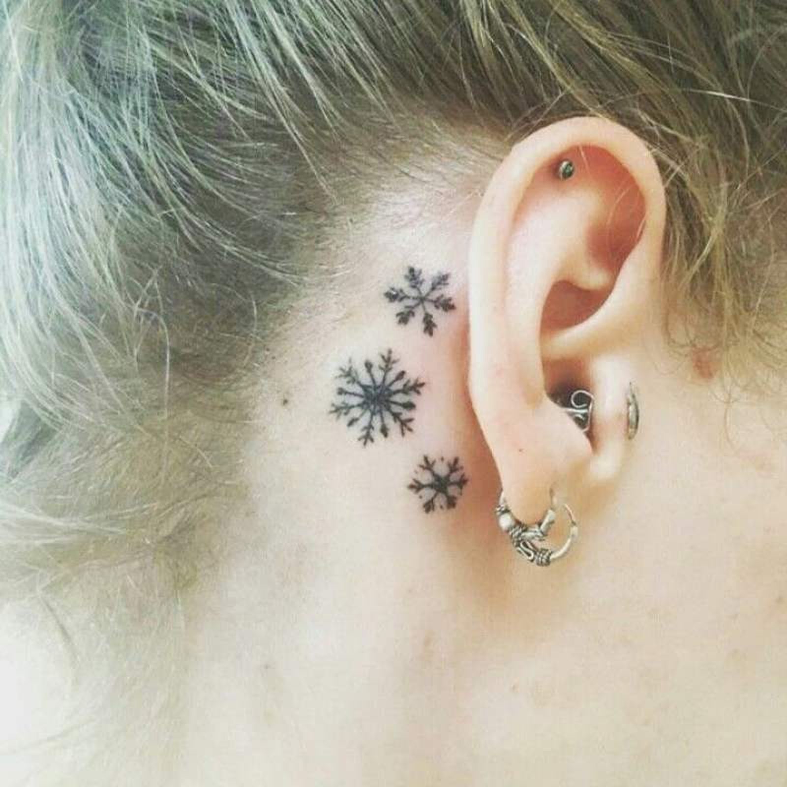 Pequeños tatuajes de copos de nieve
