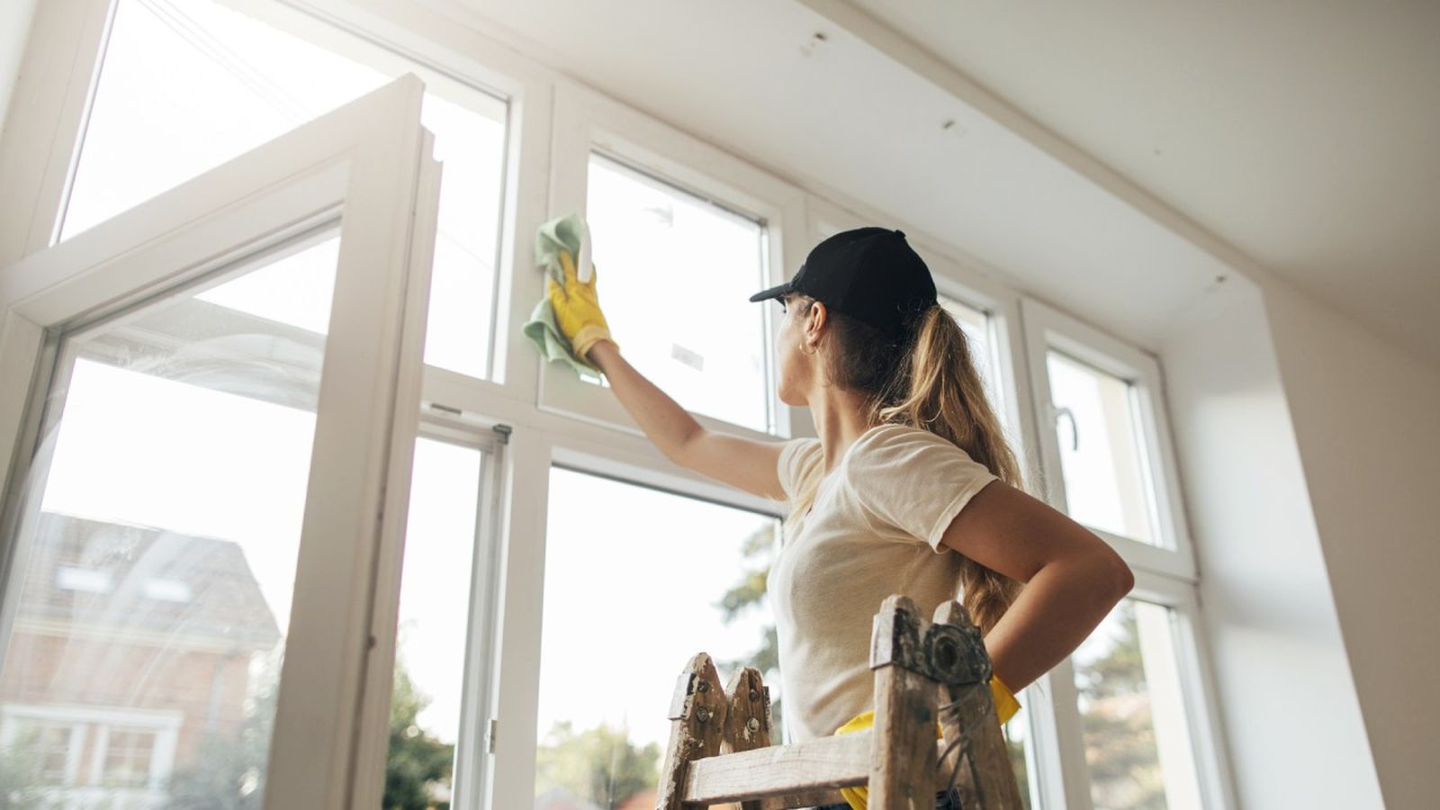como limpiar y abrillantar el aluminio blanco de las ventanas