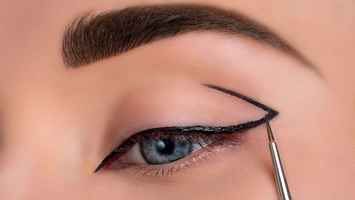 Trazado de la base con el eyeliner