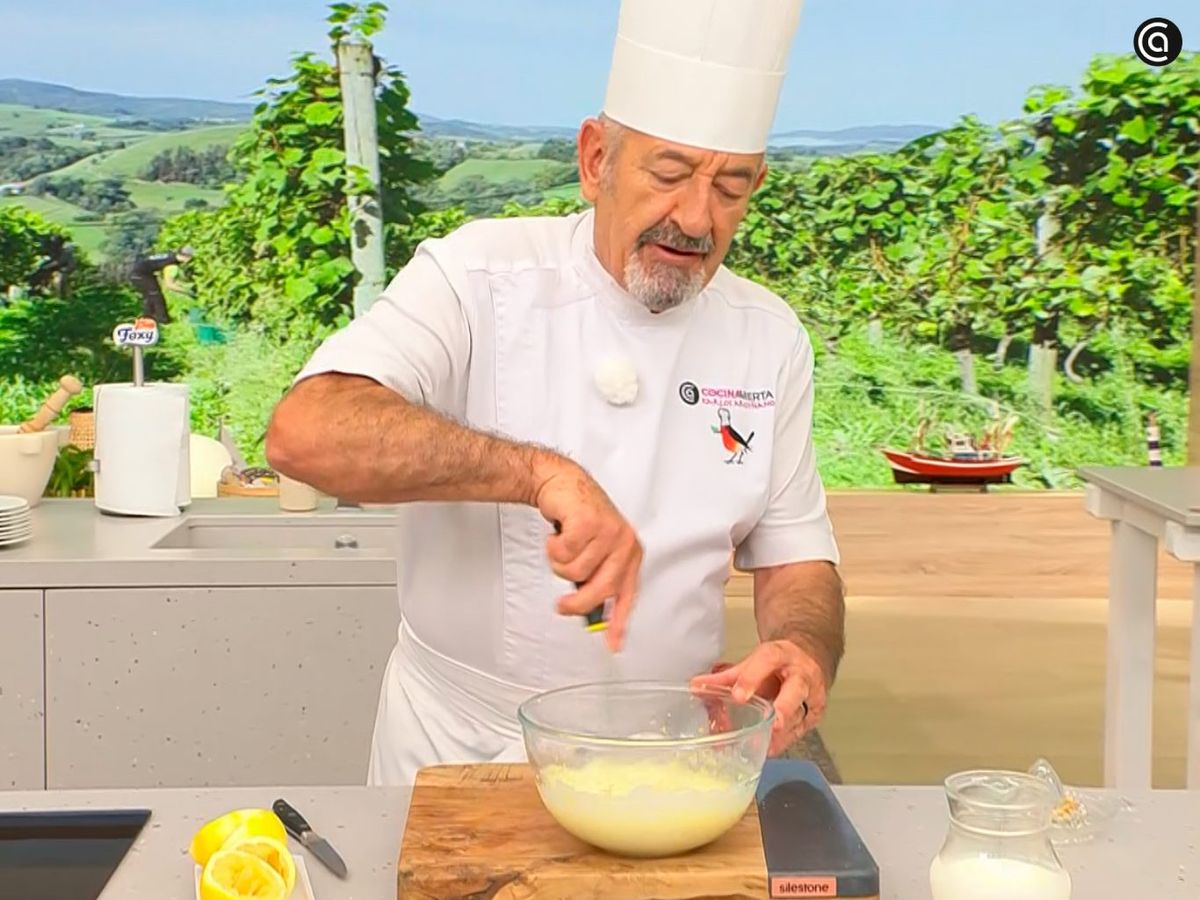 Bate el queso mascarpone junto con la leche condensada y el zumo de limón