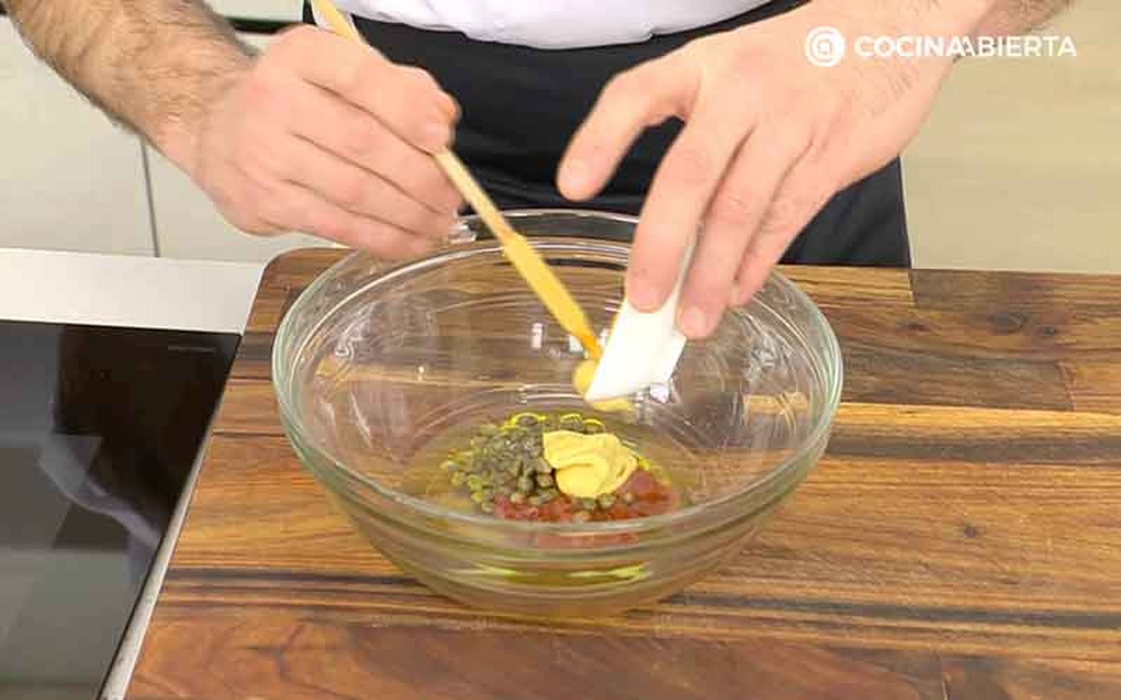 Prepara el aliño para el steak tartar Prepara el aliño para el steak tartar
