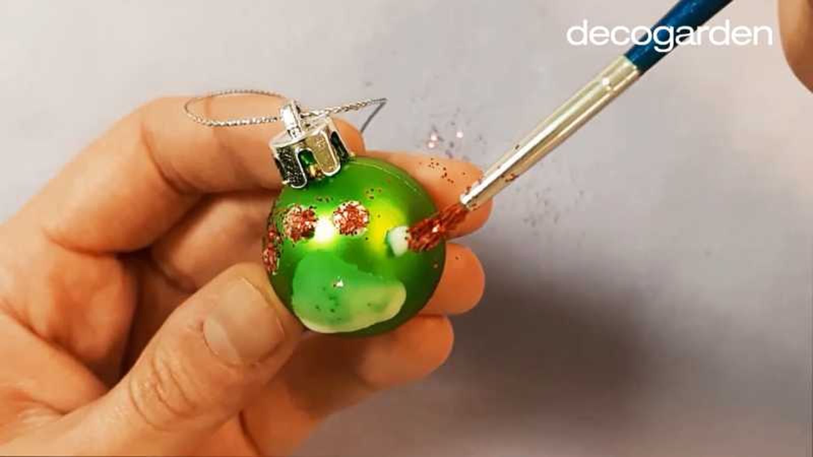 Pintar bola de Navidad con la huella de la mascota. Pintar bola de Navidad con la huella de la mascota.