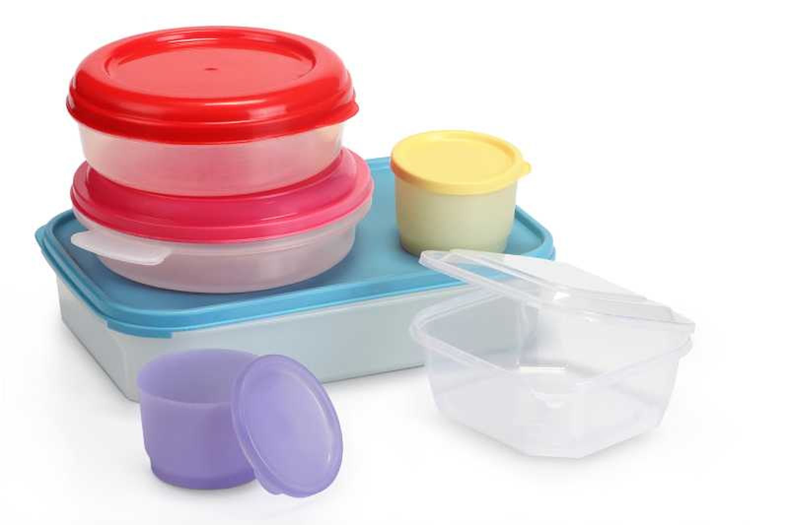 Tuppers de plástico.