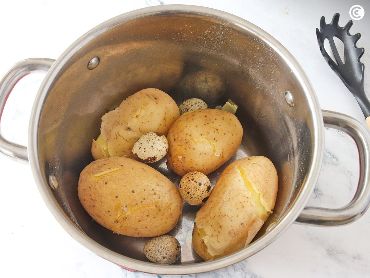 Cocer las patatas y los huevos de codorniz para la causa limeña
