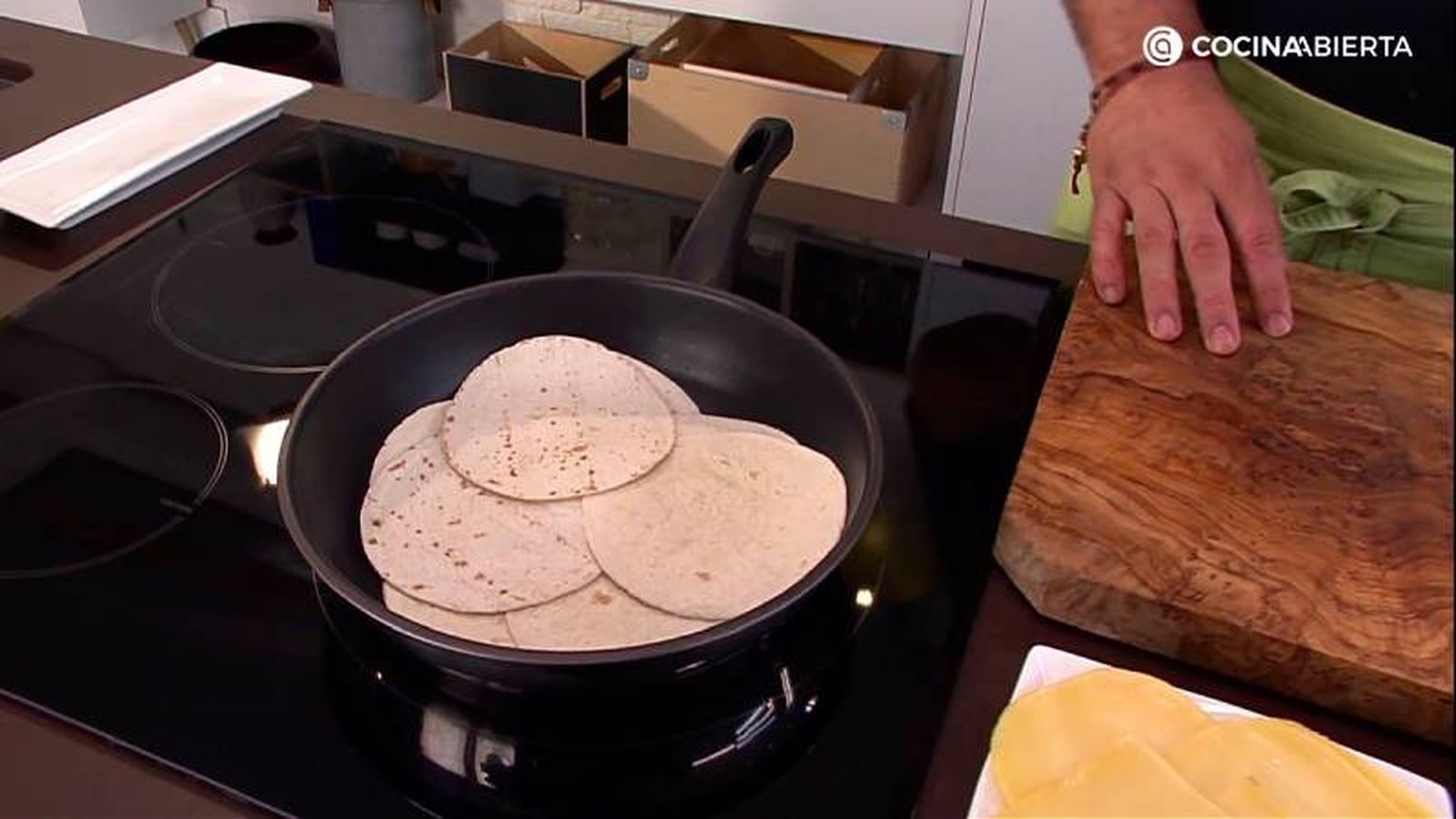 Calienta las tortillas de trigo en la sartén Calienta las tortillas de trigo en la sartén