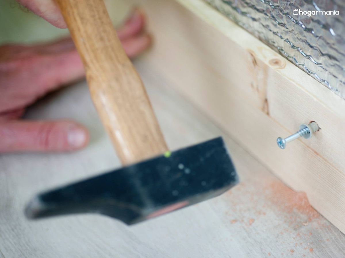 Coloca más hileras de rastreles