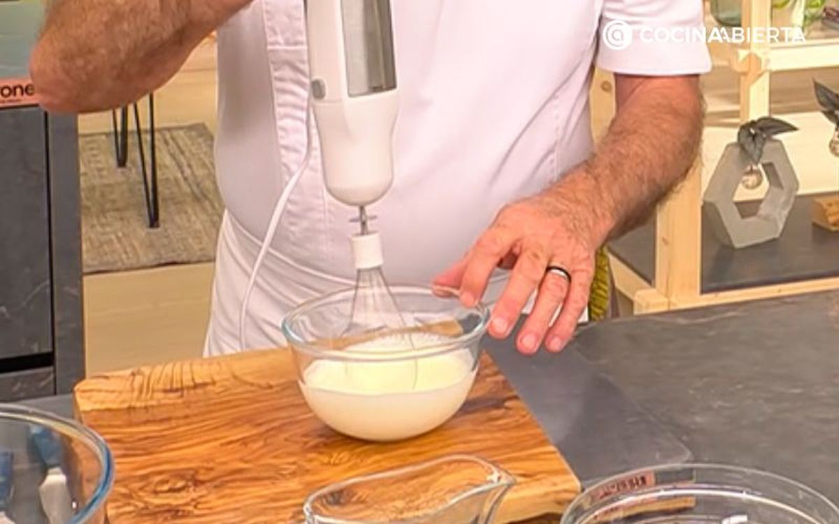 Monta un poco la nata con una batidora de varillas
