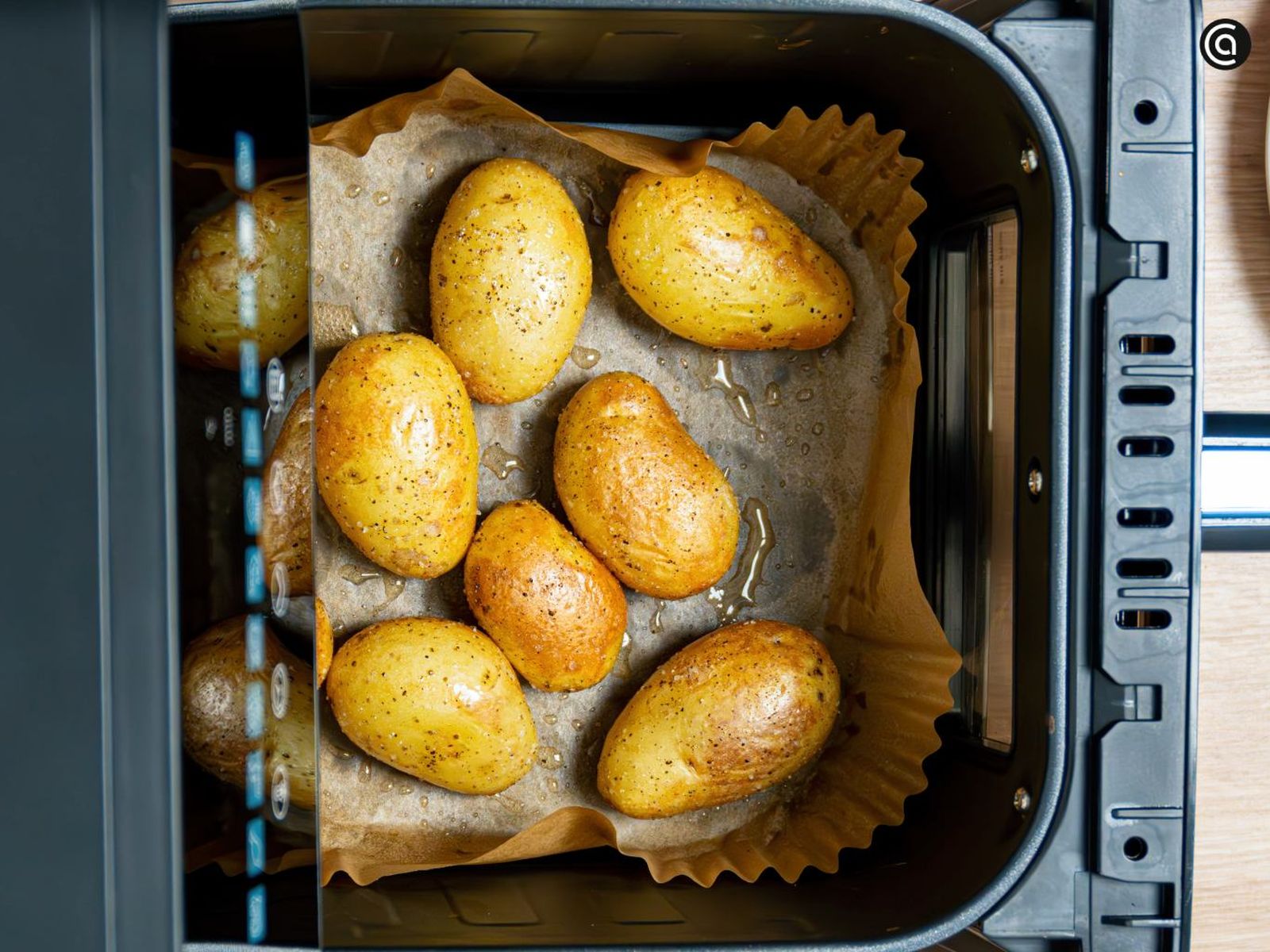 Agita la cesta para que las patatas se cocinen de forma uniforme
