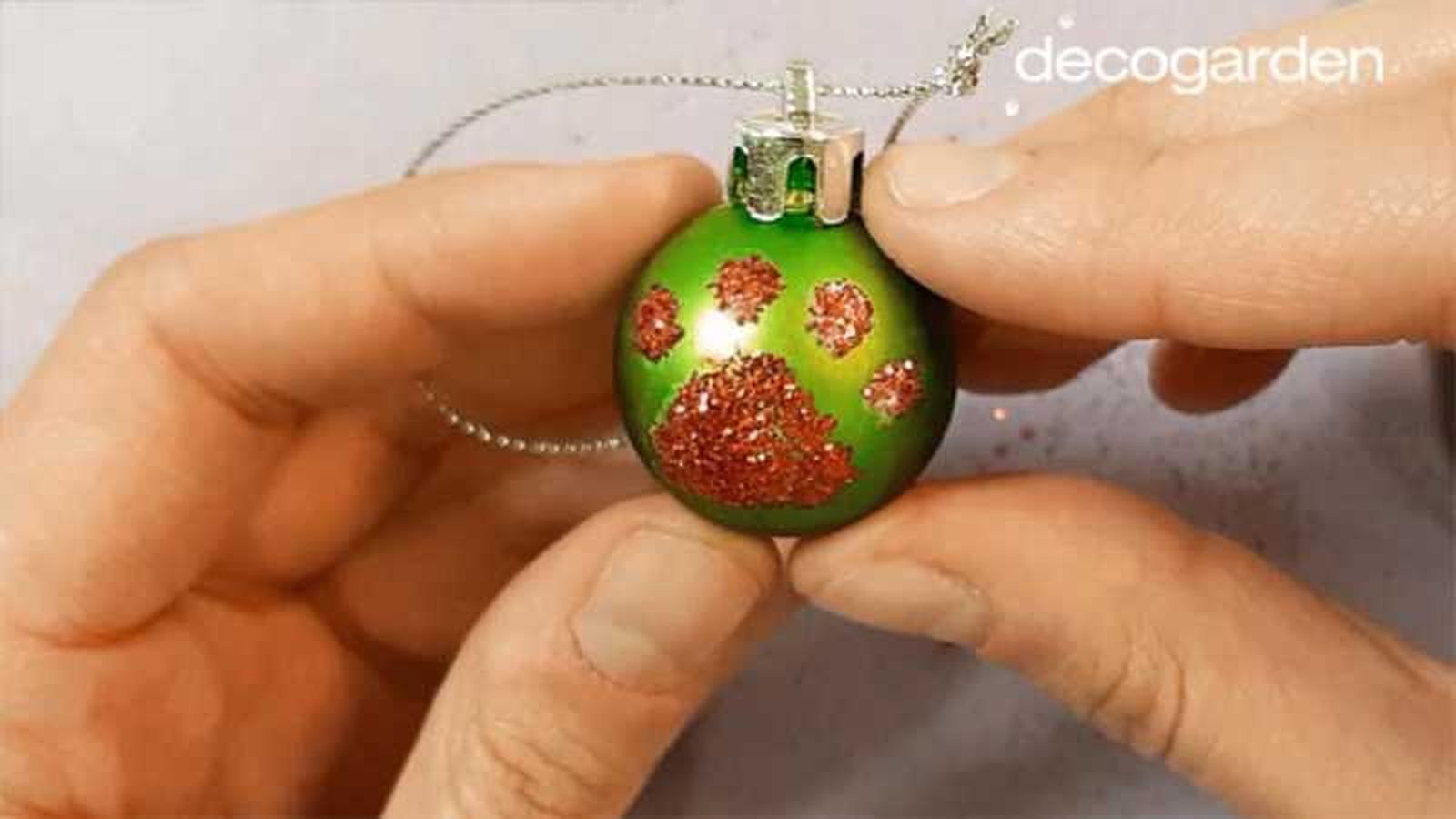 Bola de Navidad verde con huella de mascota. Bola de Navidad verde con huella de mascota.