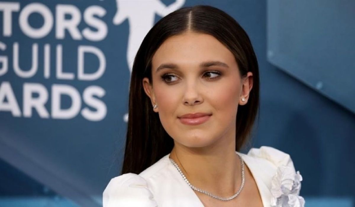 Millie Bobby Brown con pelo largo y raya al medio