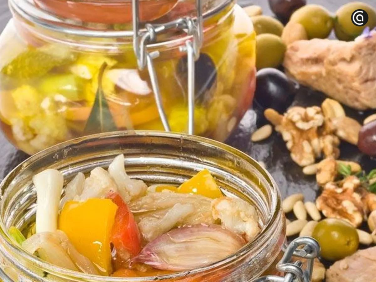 Tarros de verduras en escabeche casero: zanahoria, pimiento, cebolla y encurtidos listos para el verano.