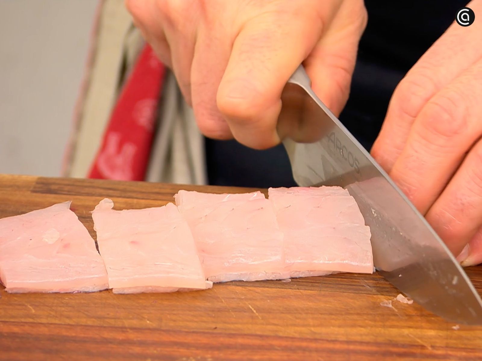 Corta cada lomo del pescado en rectángulos del mismo tamaño