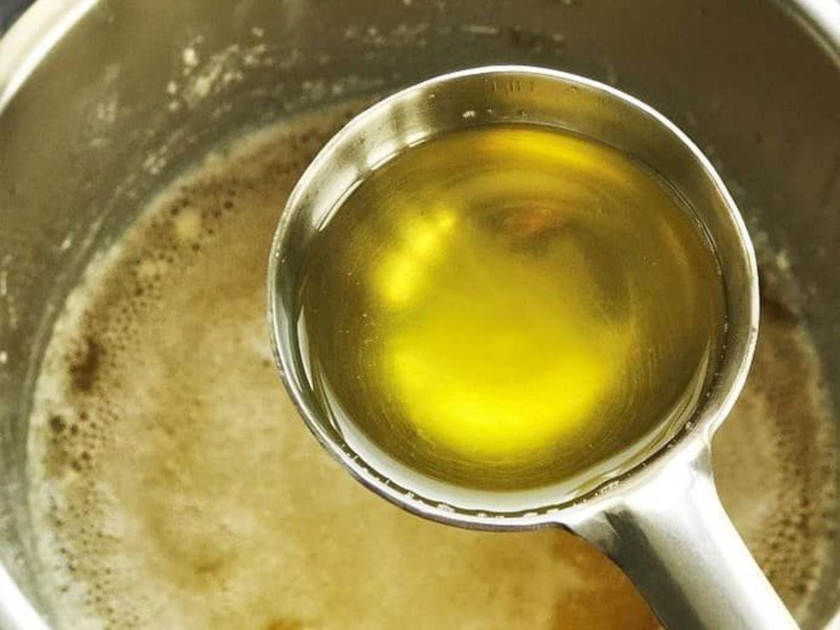 Durante la cocción, los sólidos lácteos se separan y flotan en la superficie. Este paso es clave para eliminar la lactosa.