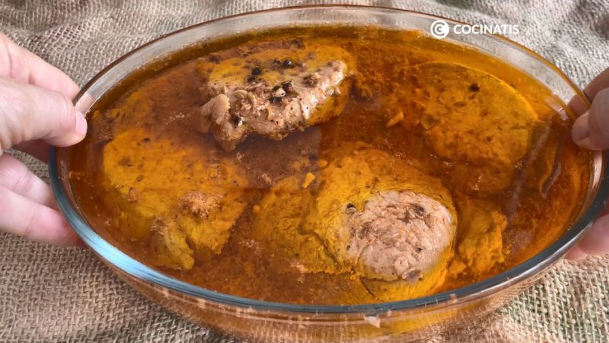 Dejamos reposar el lomo en su adobo con aceite