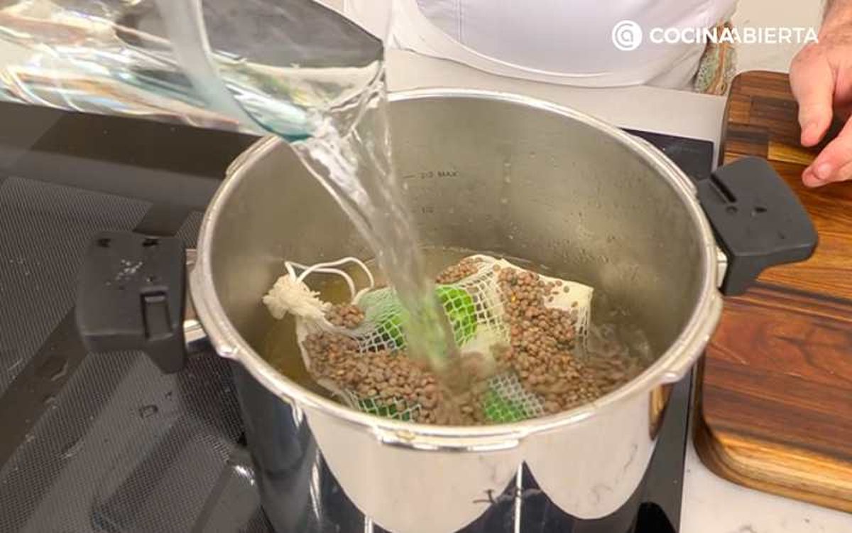 Añade las lentejas y agua