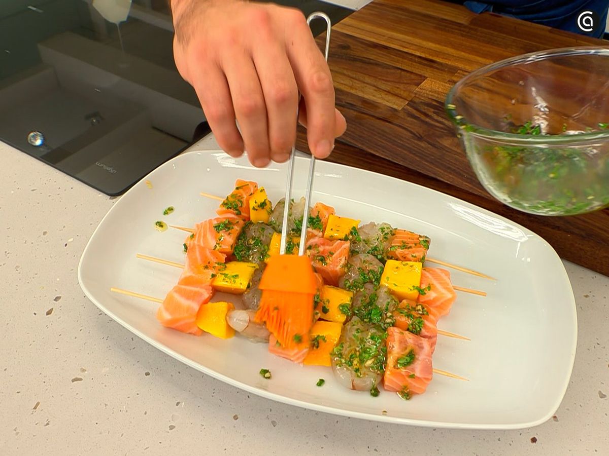 Sazona las brochetas, úntalas con el majado y déjalas macerar