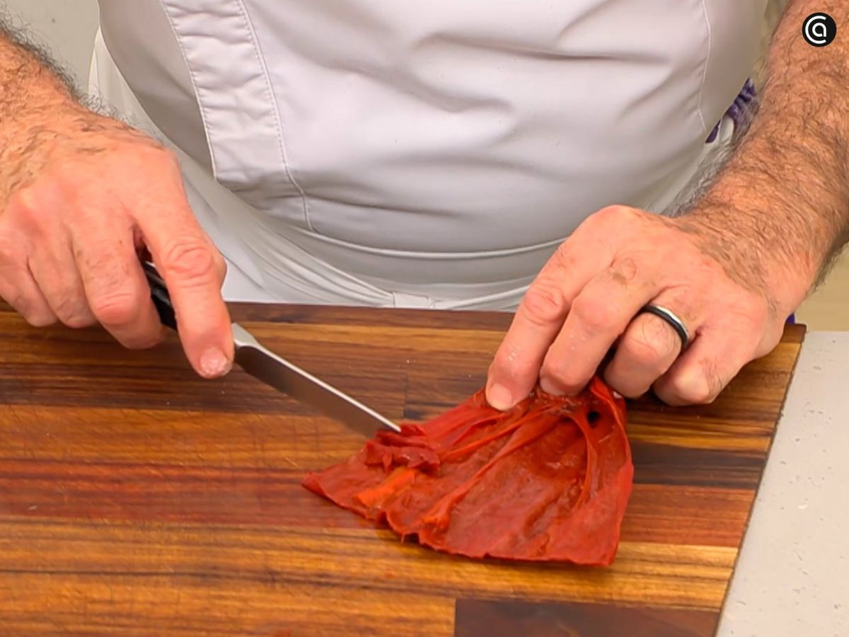 Extrae la carne del pimiento choricero con un cuchillo