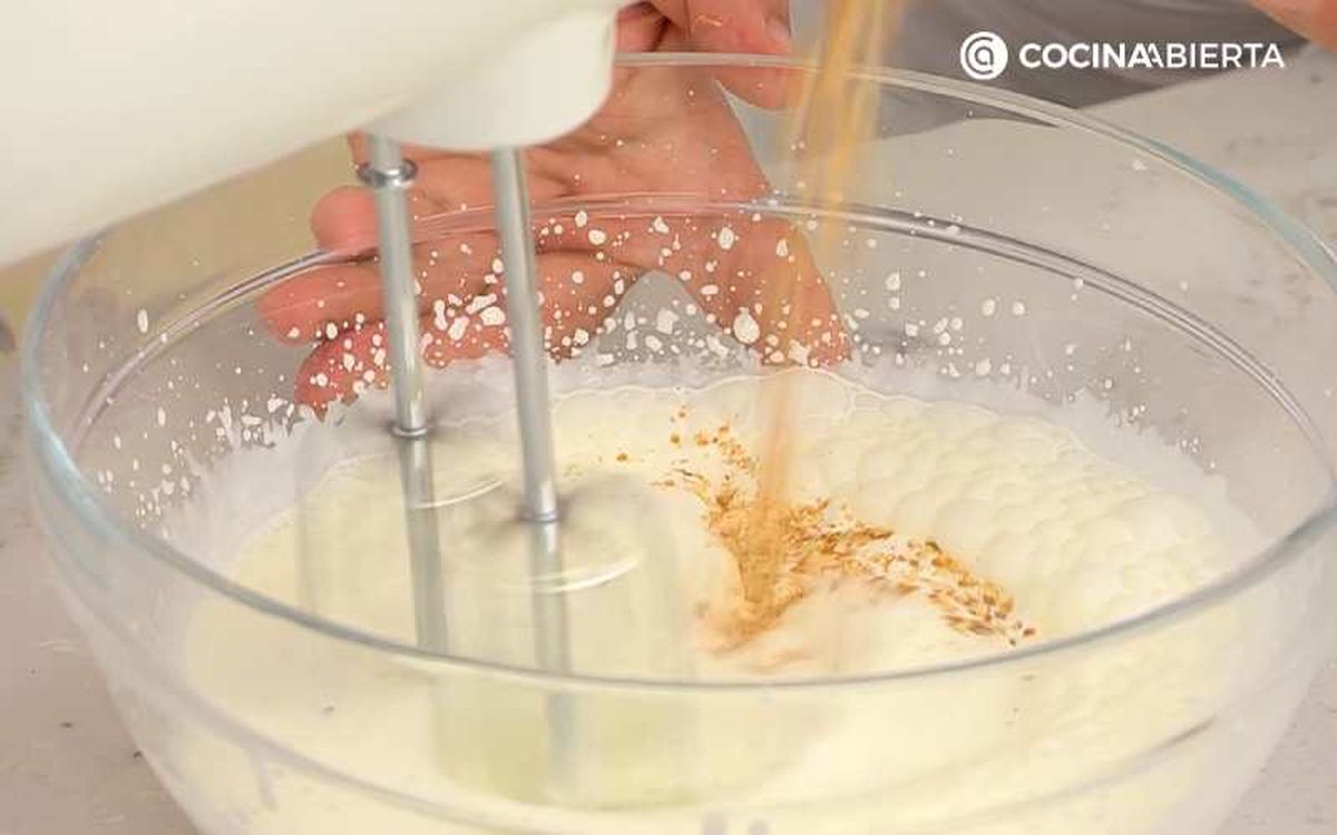 Monta la nata y añade el praliné