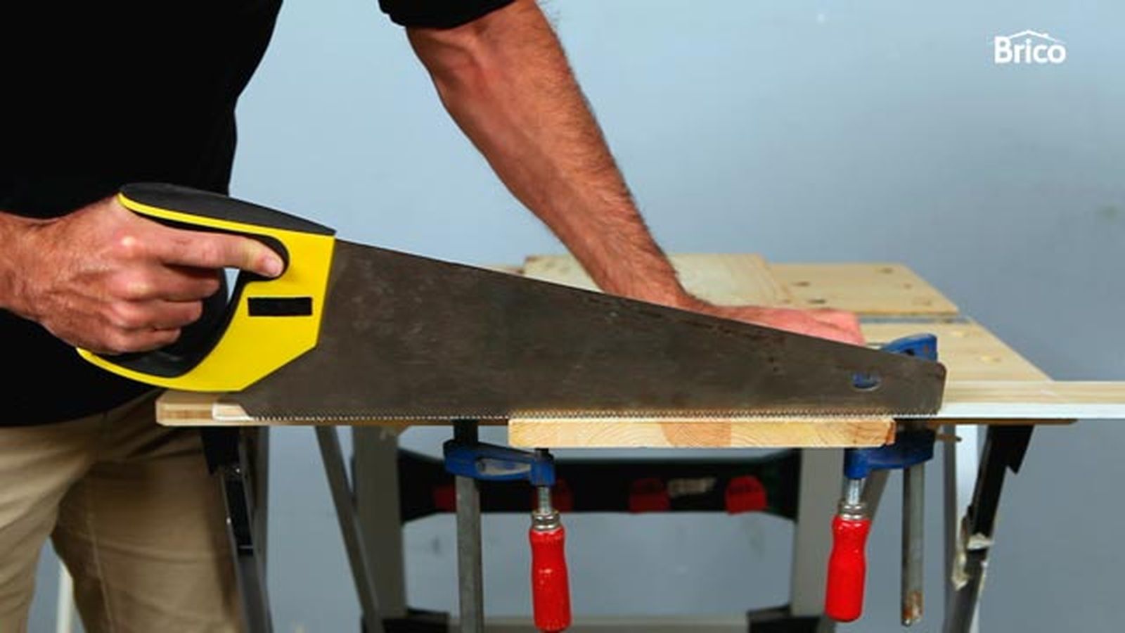 Cómo hacer ranuras en madera con la sierra paso 1 Cómo hacer ranuras en madera con la sierra paso 1