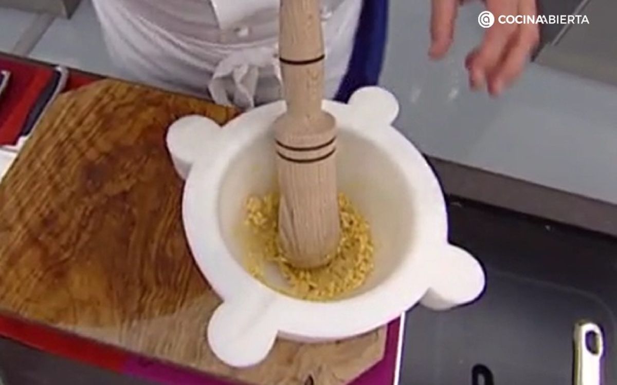 Maja todos los ingredientes en un mortero