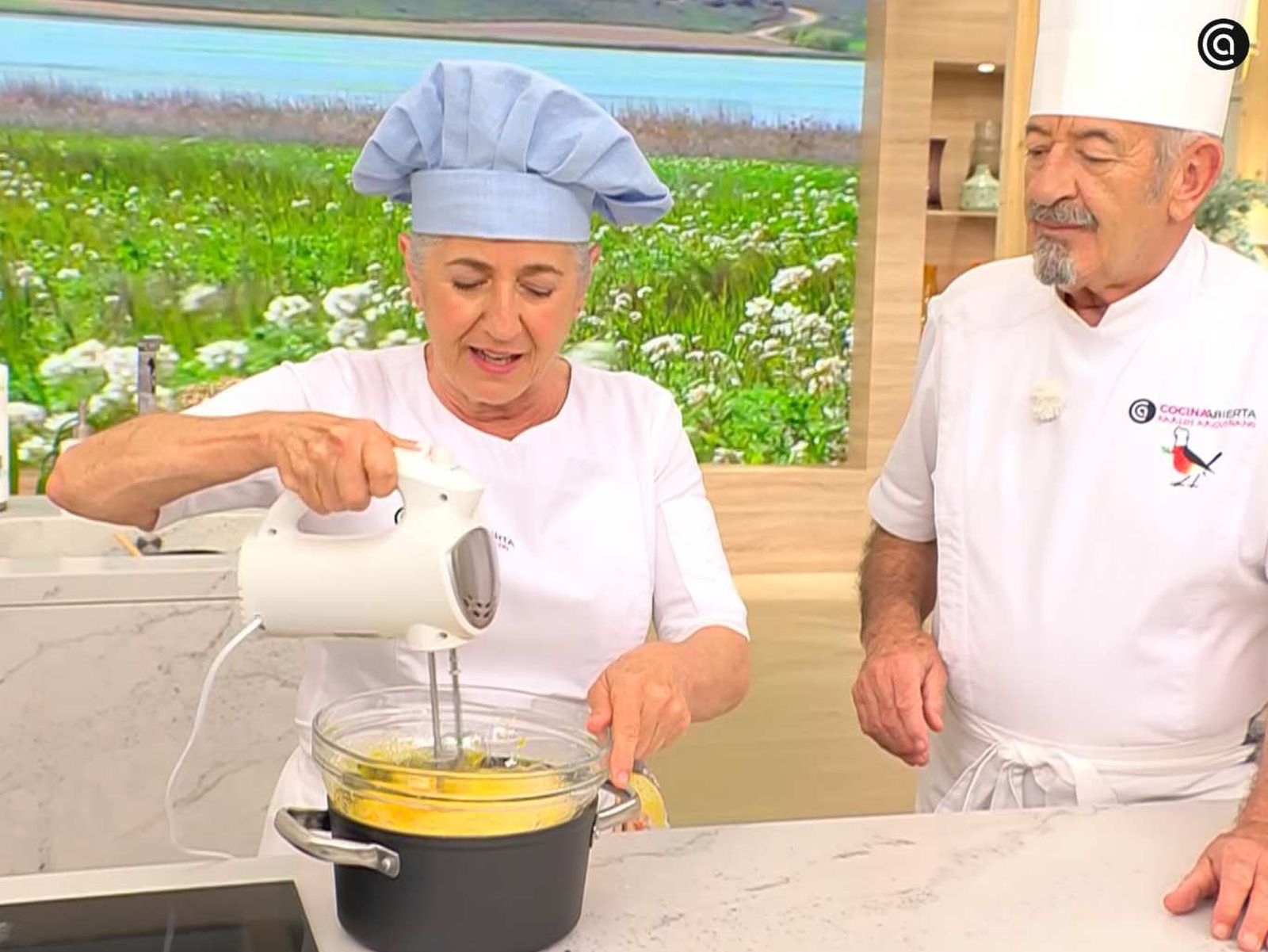 Bate los ingredientes a baño maría Bate los ingredientes a baño maría
