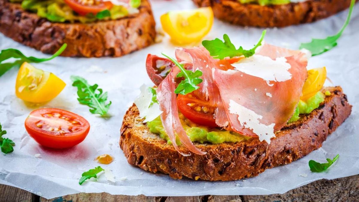 tostada con aguacate y jamon