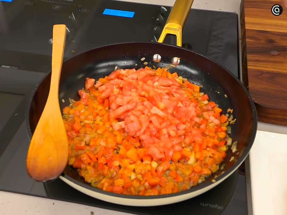 Cocina las hortalizas lentamente para la salsa de pimiento