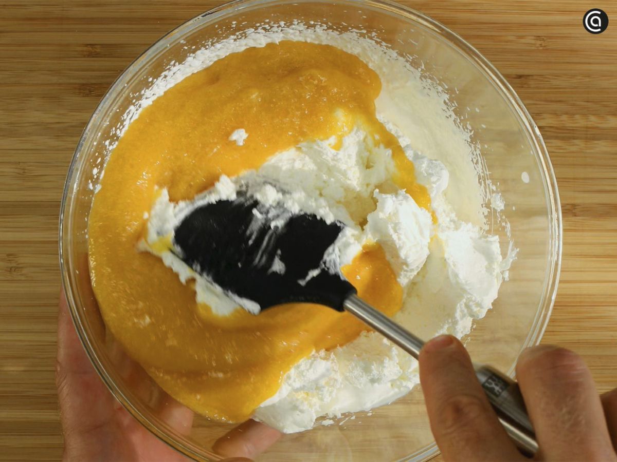 Integra el puré con la nata montada