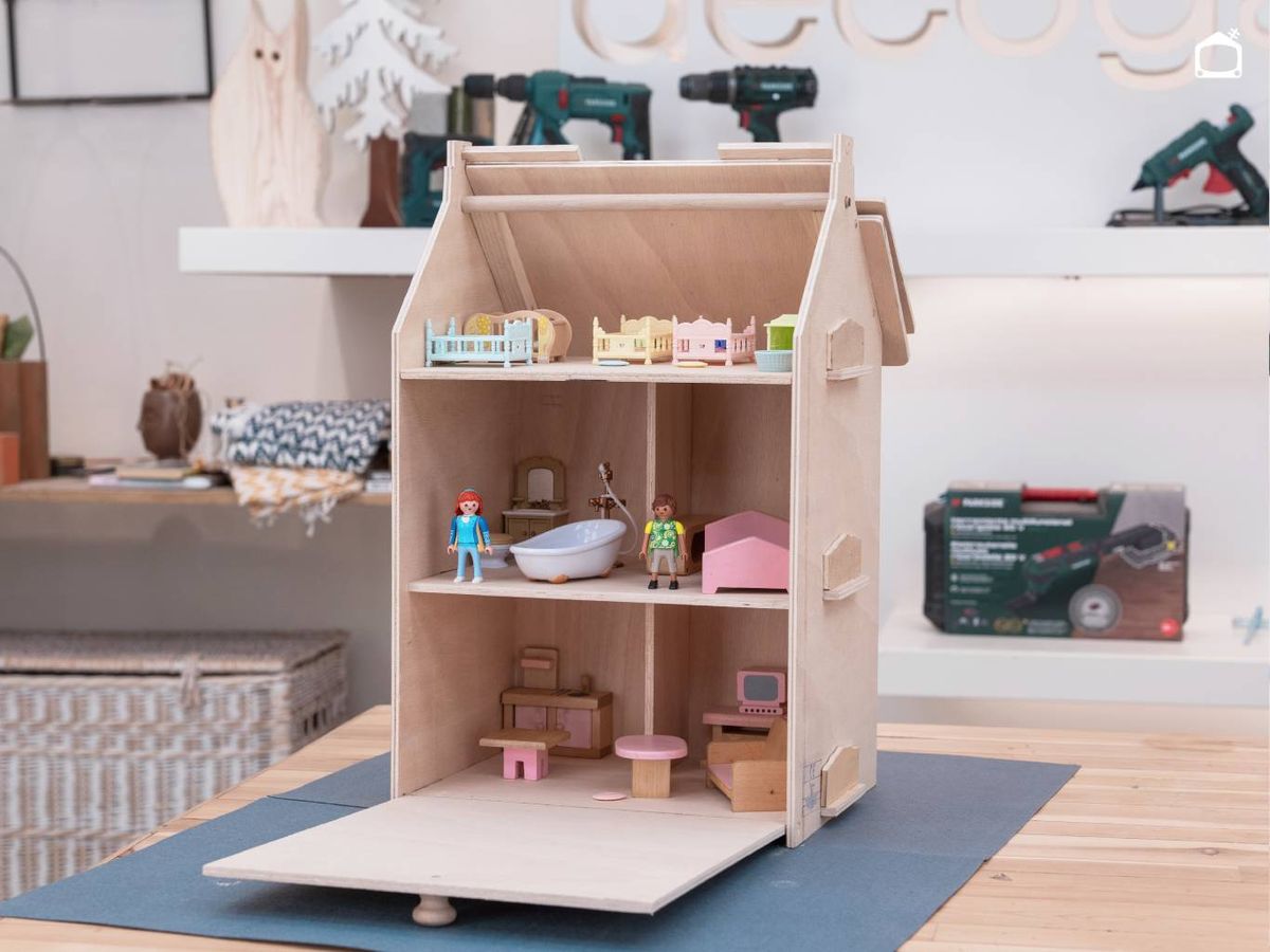 Casa de muñecas artesanal.