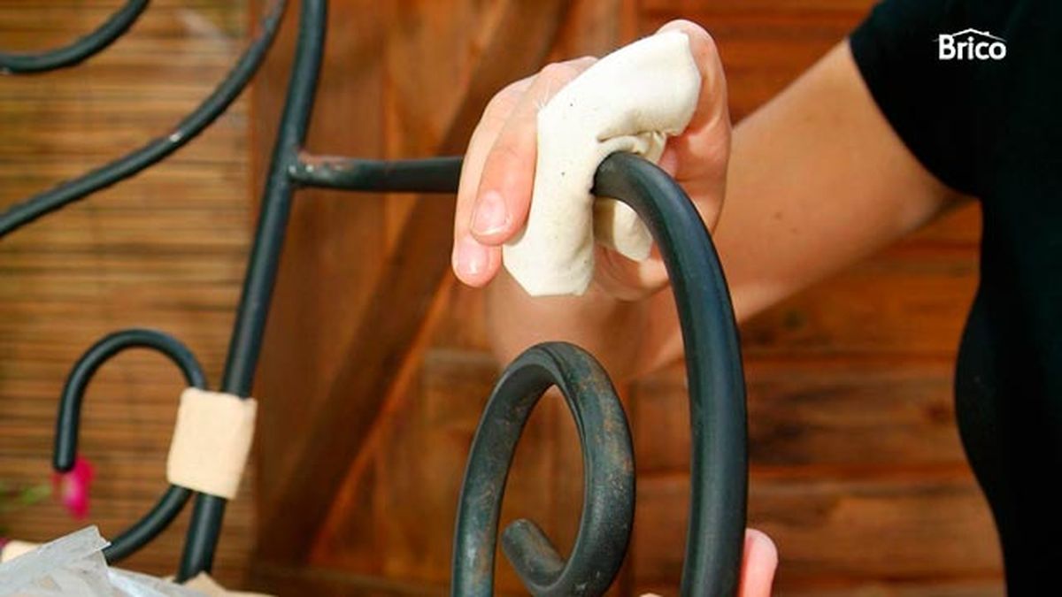 Como restaurar una silla de hierro de exterior