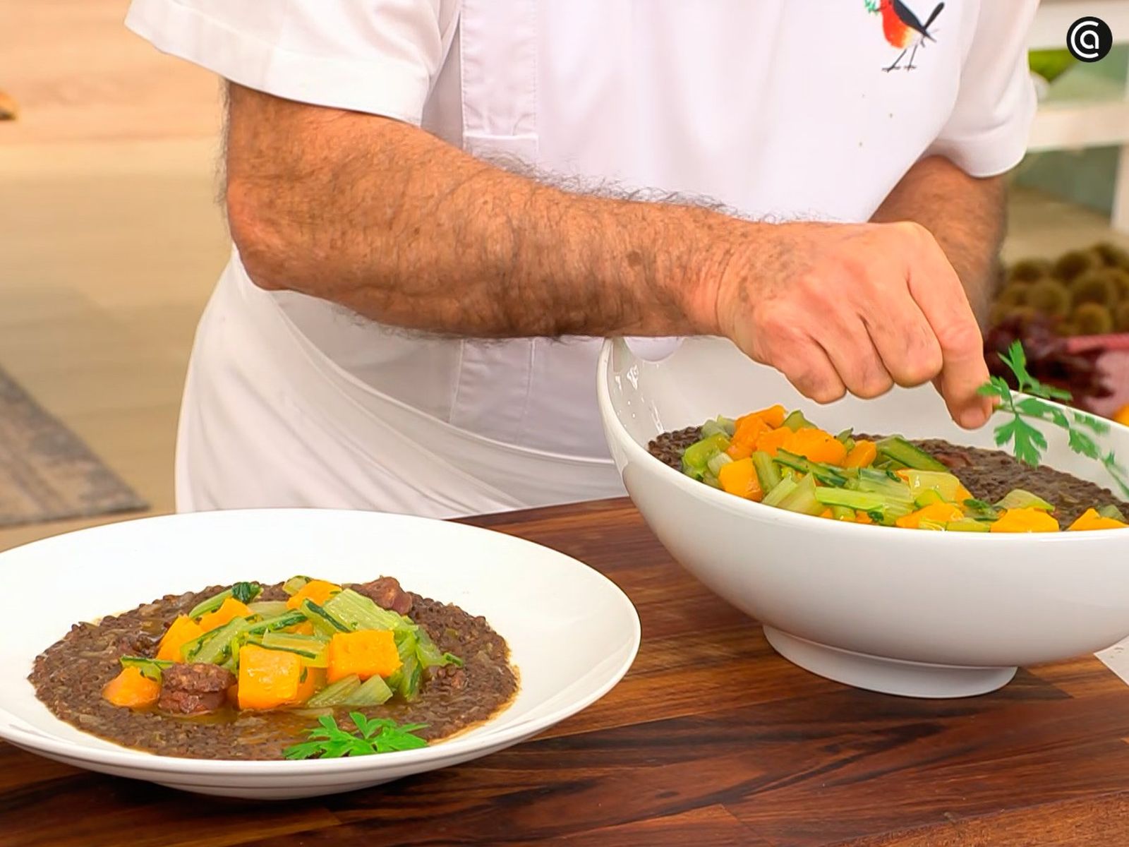 Sirve las lentejas con calabaza, borraja y trozos de chorizo