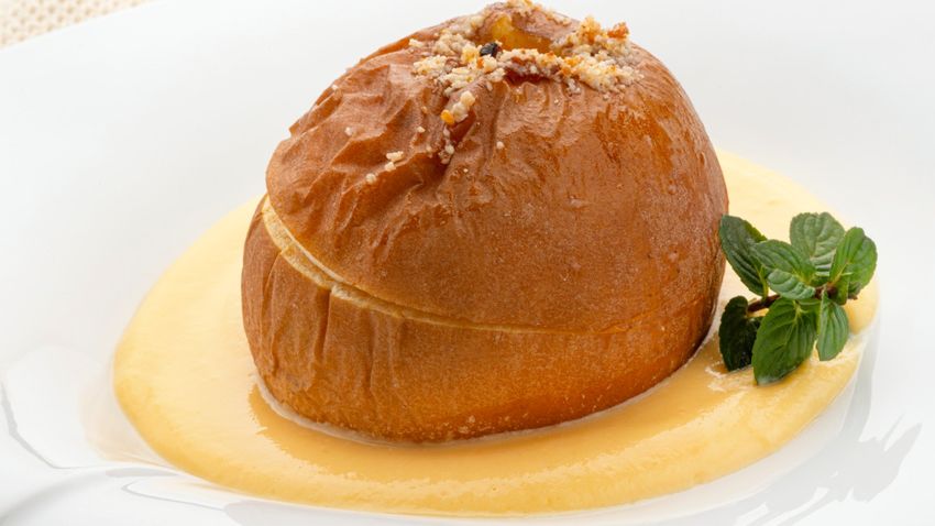 Manzanas asadas con natillas, receta de Karlos Arguiñano