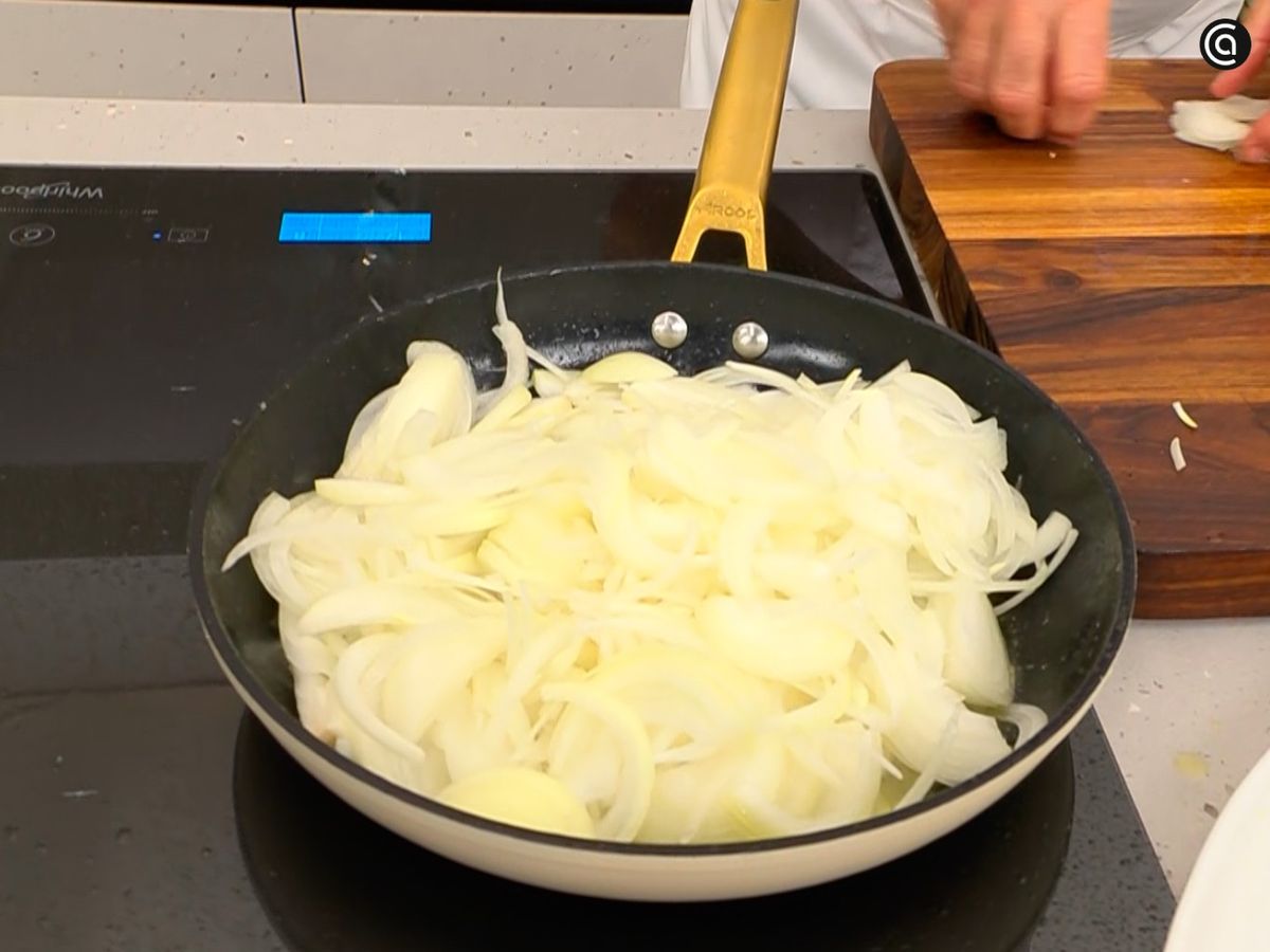 Sofríe la cebolla en juliana en una sartén con un poco de aceite