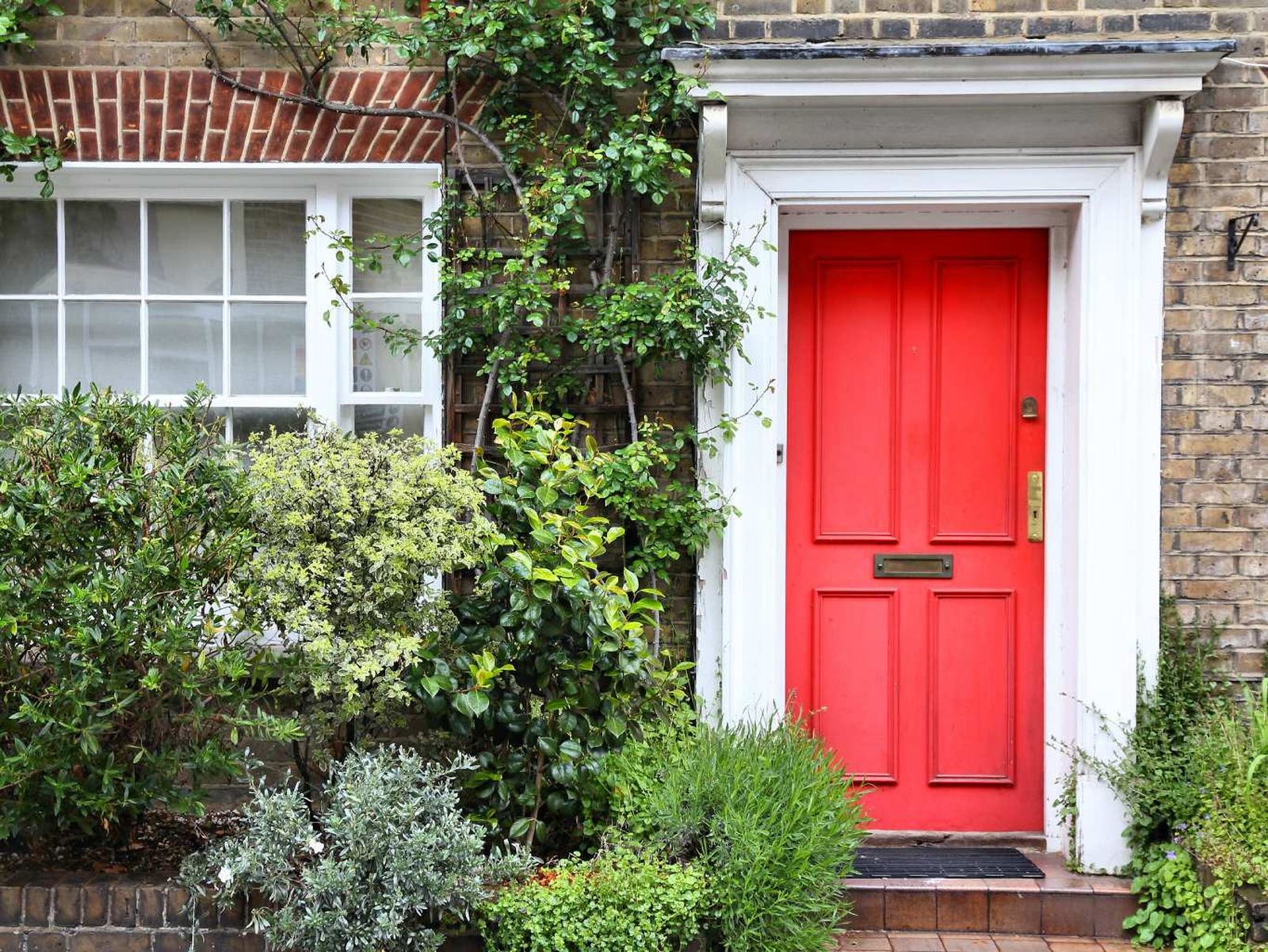 Puerta roja de la entrada de una casa. Puerta roja de la entrada de una casa.