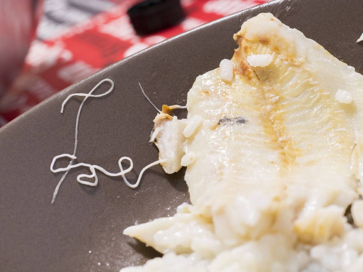Las larvas de anisakis pueden sobrevivir si el pescado no se cocina correctamente.
